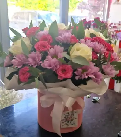 Композиция из роз и хризантем в коробке Вдумчивые выражения