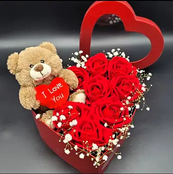 Набор в коробке с розами, гипсофилой и медвежонком Сюрприз с сердцем
