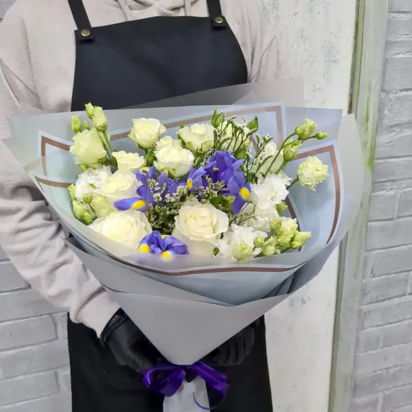Букет из кустовых роз и ирисов Успокаивающий бриз