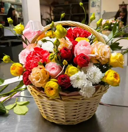 Корзина из эустом, кустовых и пионовидных роз Словно в сказке