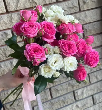 Букет из розовых и белых кустовых роз Идеальный день