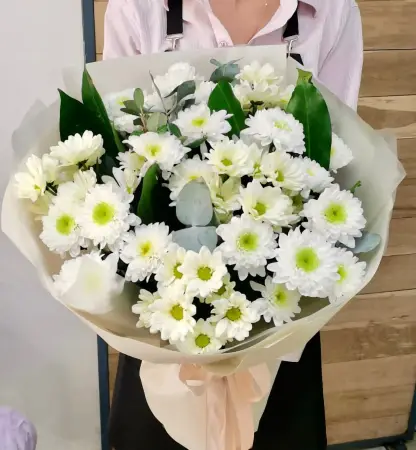 Букет из белых кустовых хризантем Ромашковый чай