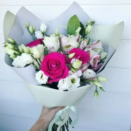 Букет из розовых роз и эустомы Нежное утро