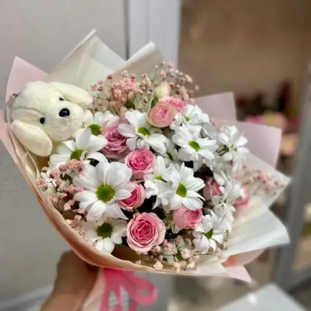 Букет из роз, хризантем и мягкой игрушки Сладкое великолепие