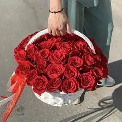 Корзина с красными розами