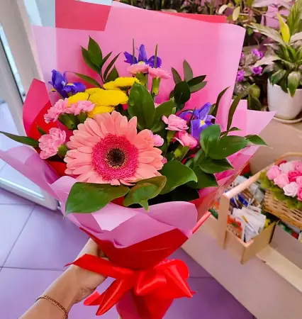 Букет из розовой герберы, хризантем, гвоздик и ирисов Талисман на удачу