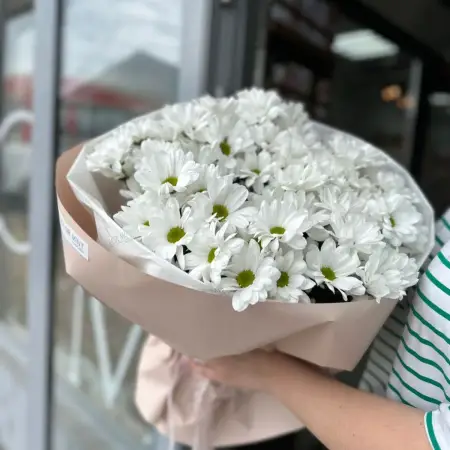 Букет из ромашковых хризантем Ромашковый презент