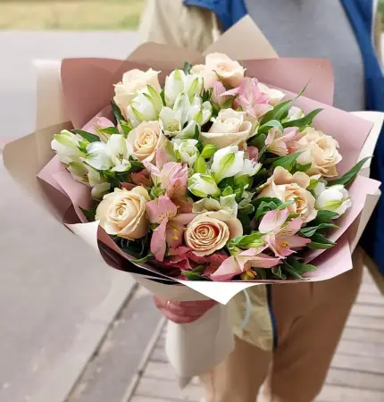 Букет из кремовых роз и альстромерии Карамелька