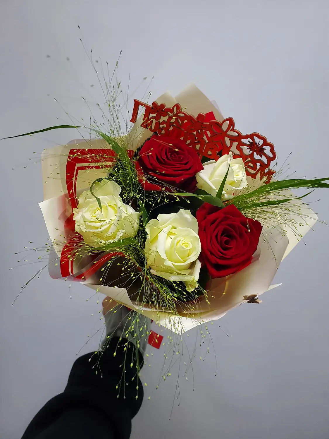 Букет из красных и белых роз Яркое поздравление