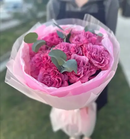 Букет из малиновых пионовидных роз Бархатное сердце