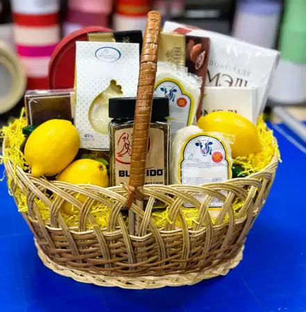 Сладкая корзина с шоколадом, сыром, кофе Для души