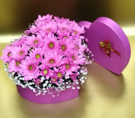 Букет из сиреневых хризантем в коробке Сердечко