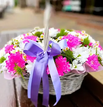 Корзина из розовых и белых хризантем Тепло Сердца