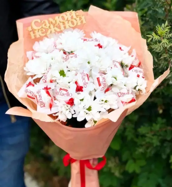 Букет из белых хризантем и конфет Ромашковая сладость