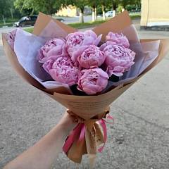 Букет из 7 розовых пионов