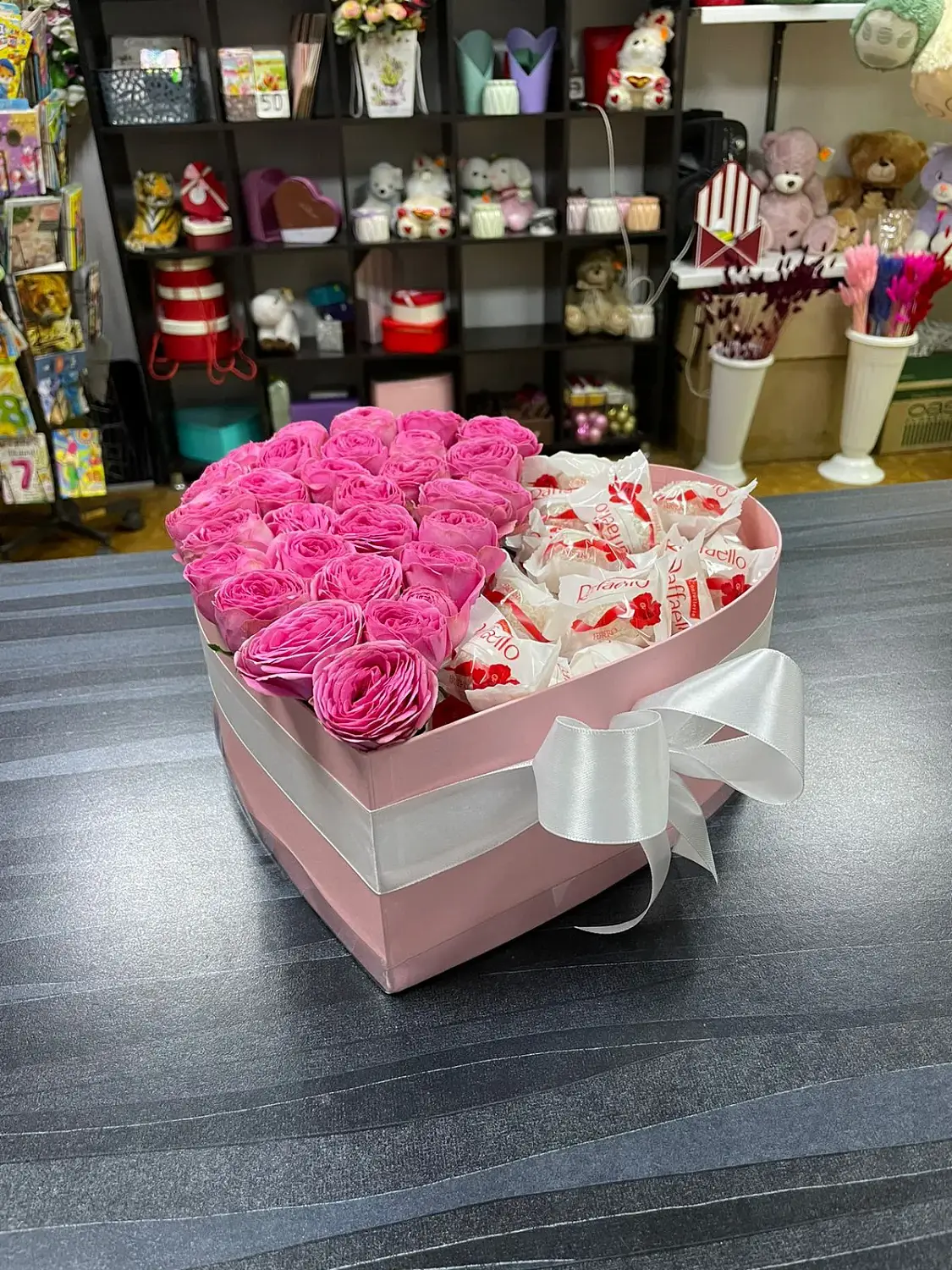 Подарочный набор с розами и конфетами Рафаэлло Розовое сердце