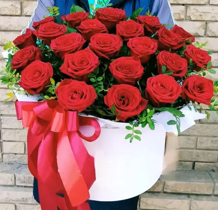 Букет из красных роз в шляпной коробке Счастье из роз