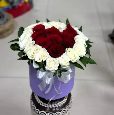 Букет в шляпной коробке из красных и белых роз Сердце