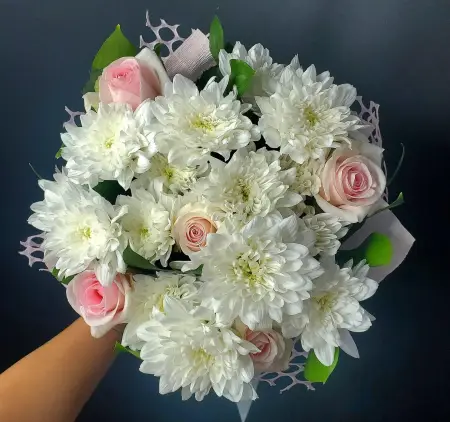 Букет из белых хризантем и роз Элегантное волшебство