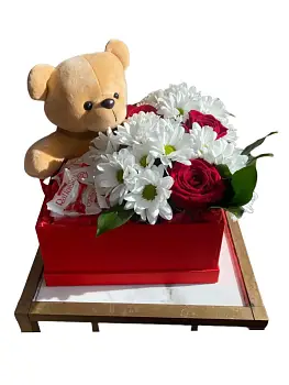 Подарочный набор из роз и хризантем с мишкой и конфетами Раффаэло Довольный Мишка