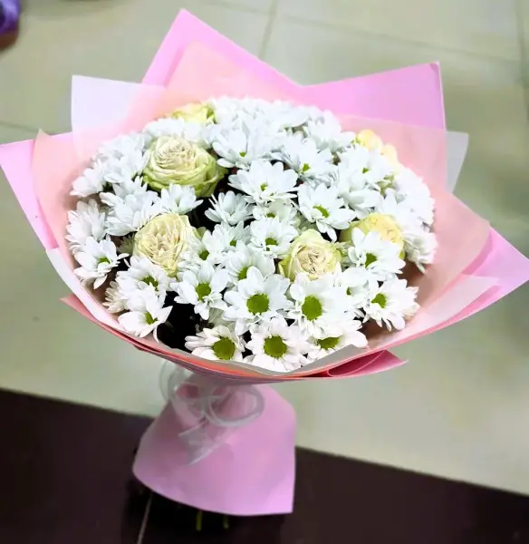 Букет из белых кустовых хризантем и роз Нежные слова