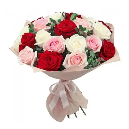 Букет из красных, розовых и белых роз Конфетный праздник