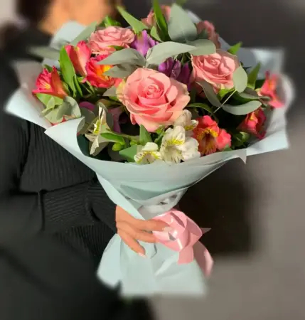 Букет из розовых роз и альстромерий Нежная любовь