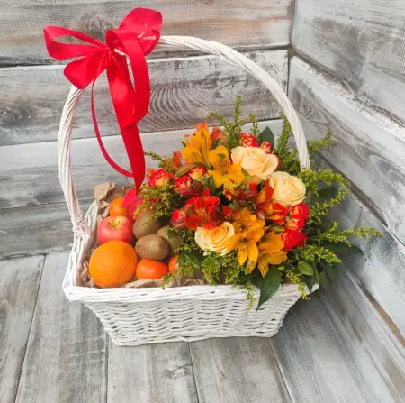 Фруктовая корзина с розами и альстромериями № 14
