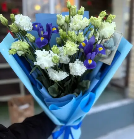 Букет из белой эустомы и ирисов Лепестки счастья