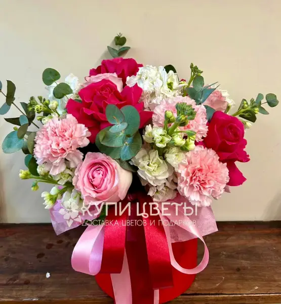 Композиция в коробке из роз и гвоздик Чудесные пожелания