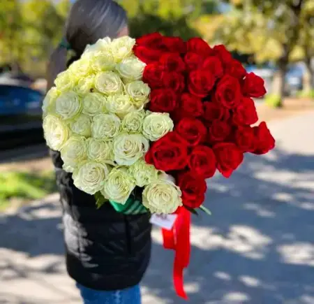 Букет из белых и красных роз Песнь льда и пламени