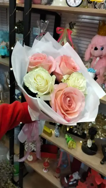 Букет из розовых и кремовых роз Неженка