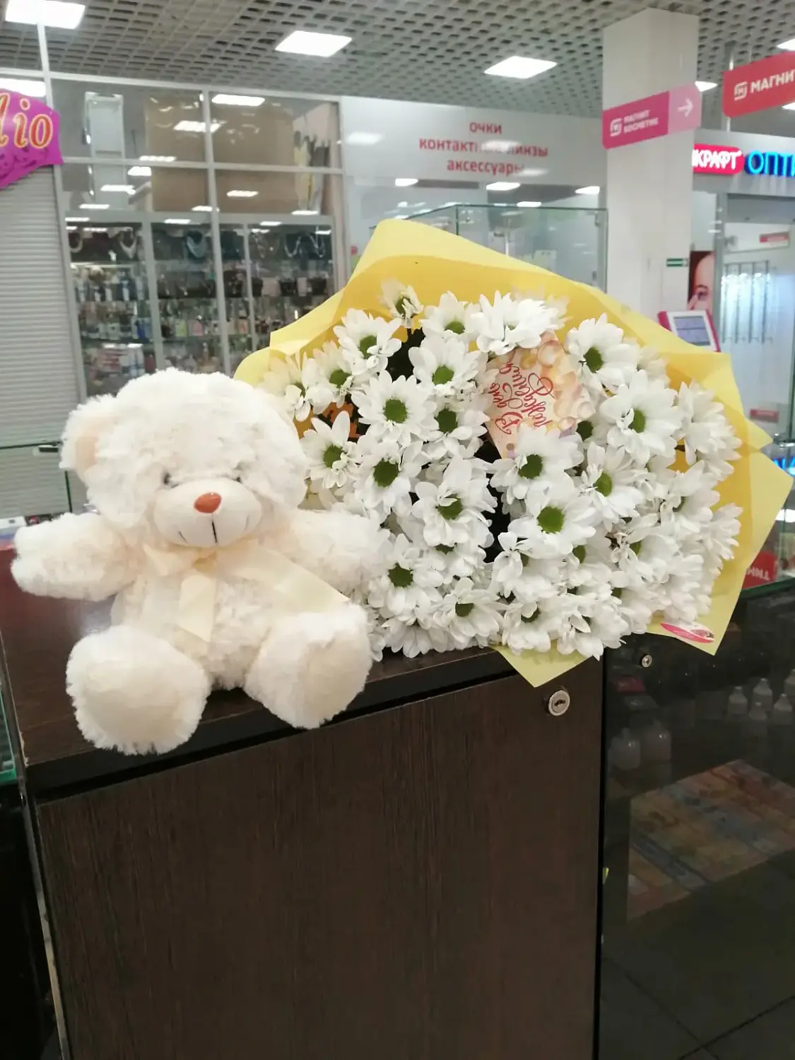 Букет из белых кустовых хризантем