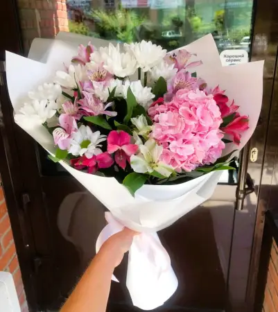 Букет из розовой гортензии и хризантем Мелодия природы