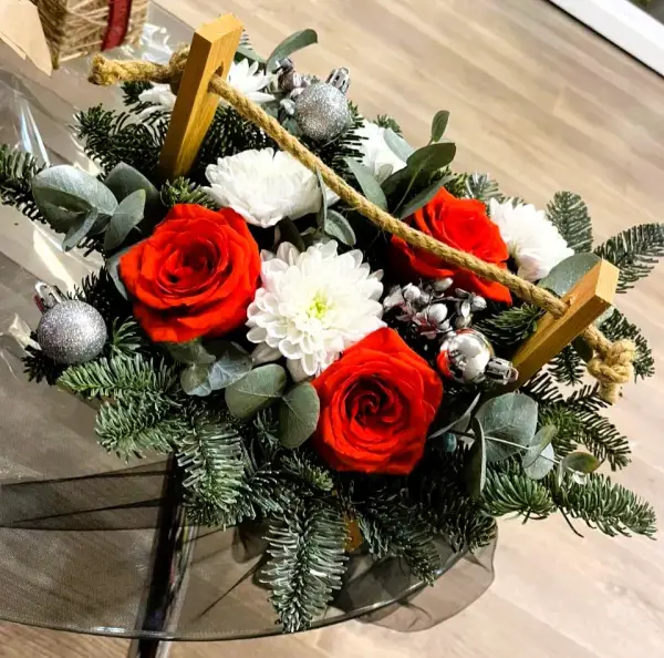 Композиция из роз, хризантем и хвои Сказочная зима