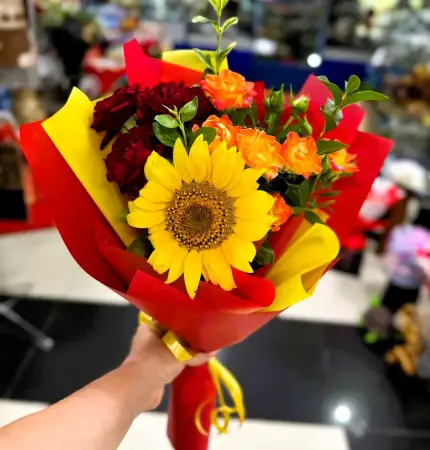 Букет из желтого подсолнуха и кустовых роз Радостный день