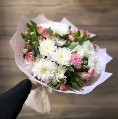 Букет из белых кустовых хризантем и альстромерии Сердечный уголок