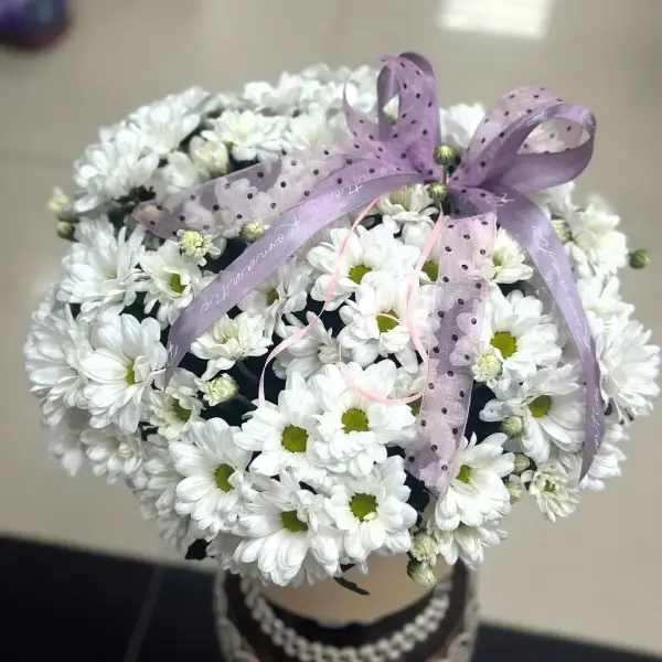 Букет из белых ромашковых кустовых хризантем в шляпной коробке Ромашковый рай