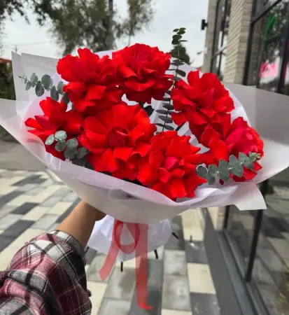 Букет из красных роз и эвкалипта Париж