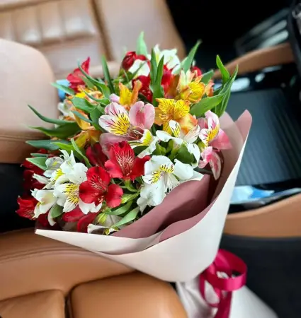 Букет из разноцветных альстромерий Солнечные чувства