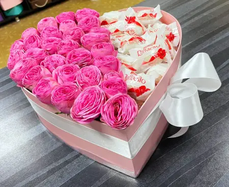 Подарочный набор с розами и конфетами Рафаэлло Розовое сердце
