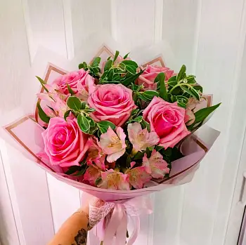 Букет из розовых роз и альстромерий Ароматные шепоты