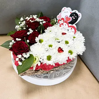 Сердце из роз и хризантем С секретом