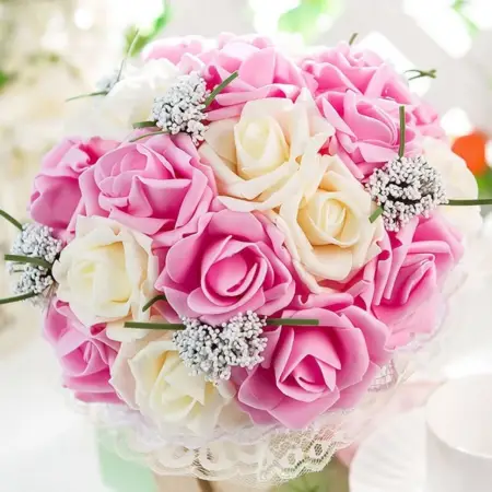 Букет невесты из белых и розовых роз