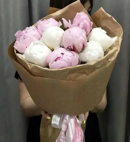 Букет из 9 белых и розовых пионов