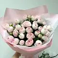 Розовые пионовидные розы