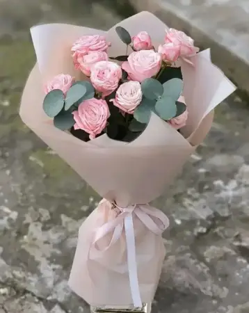 Букет из 3 нежно-розовых кустовых роз с эвкалиптом